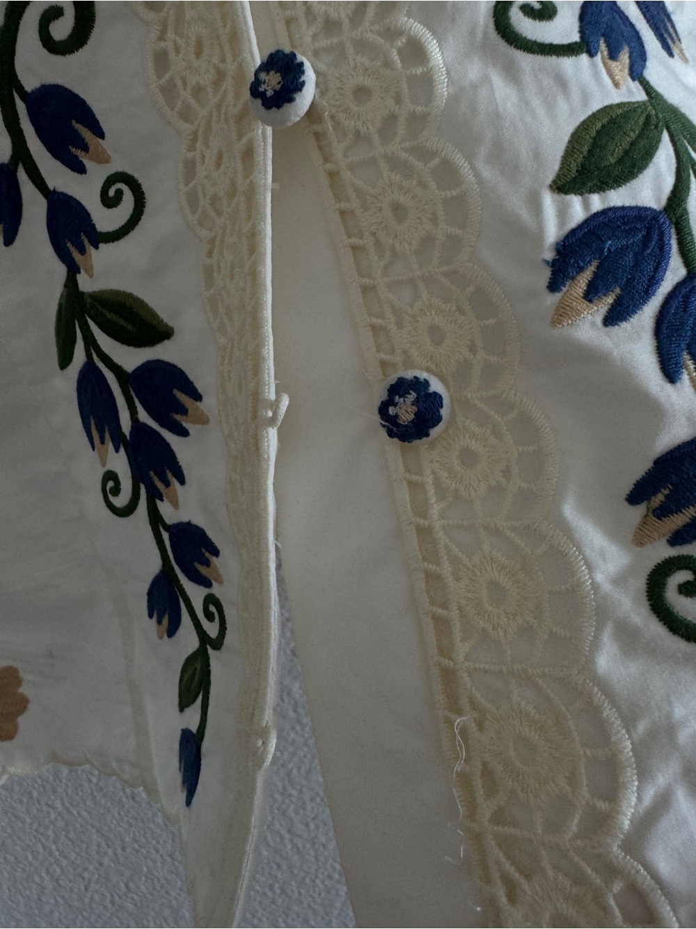 Farm Rio Embroidered Floral V-Neck Women’s Top - Picture 9 of 17